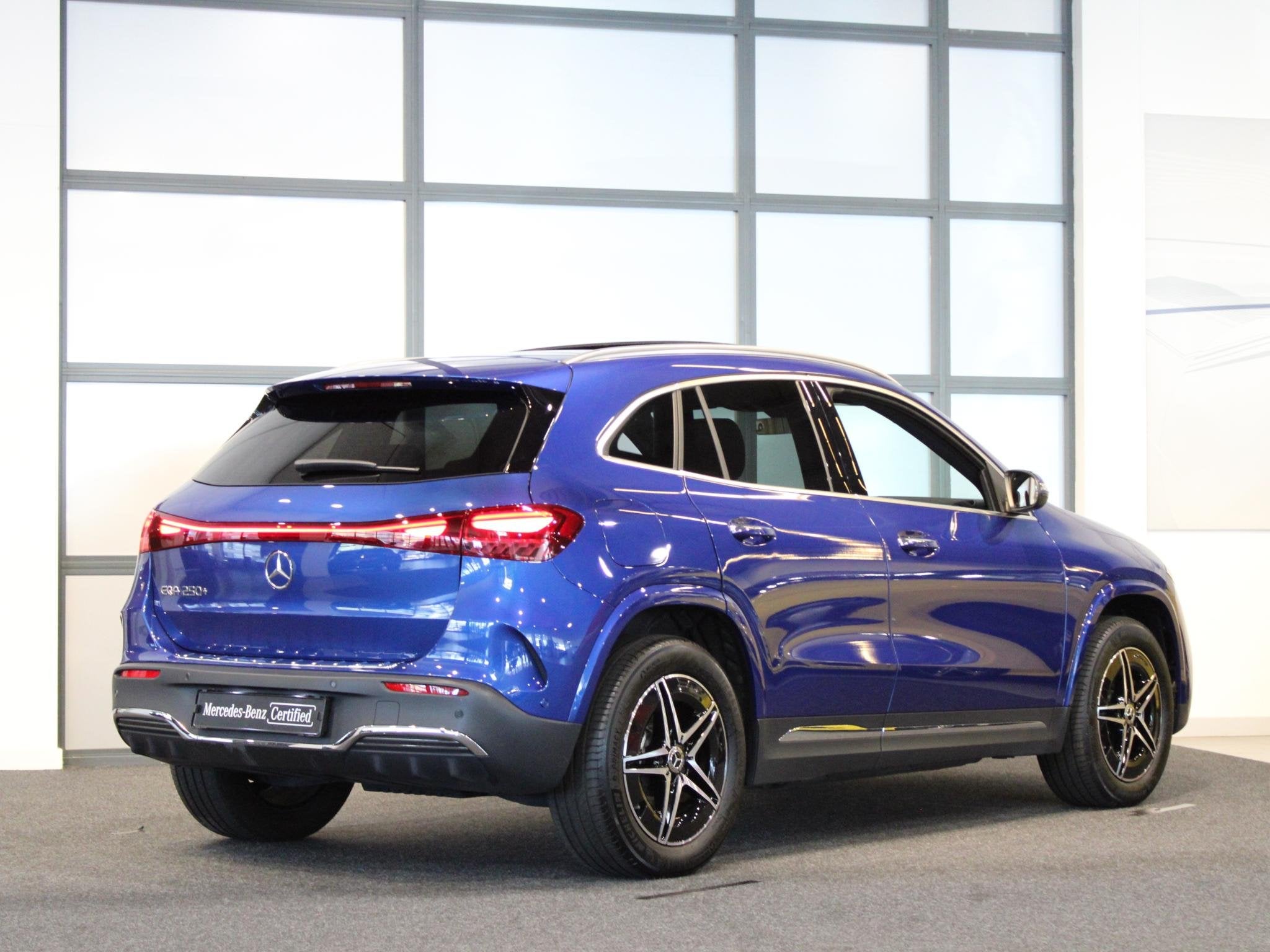 Mercedes-Benz EQA 250+ AMG Line 71 kWh Panorama dak, Automatische klimaatregeling, Gebruikt, Zwart, Blauw