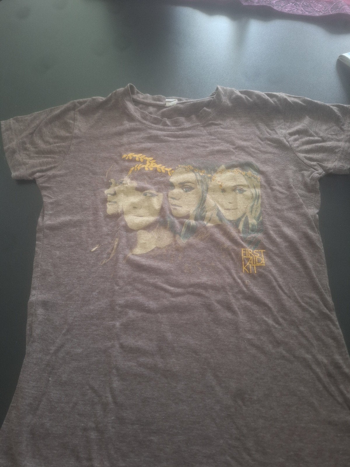 First Aid Kit T-shirt Maat M, Maat 38/40 (M), Bruin, First Aid Kit, Ophalen of Verzenden