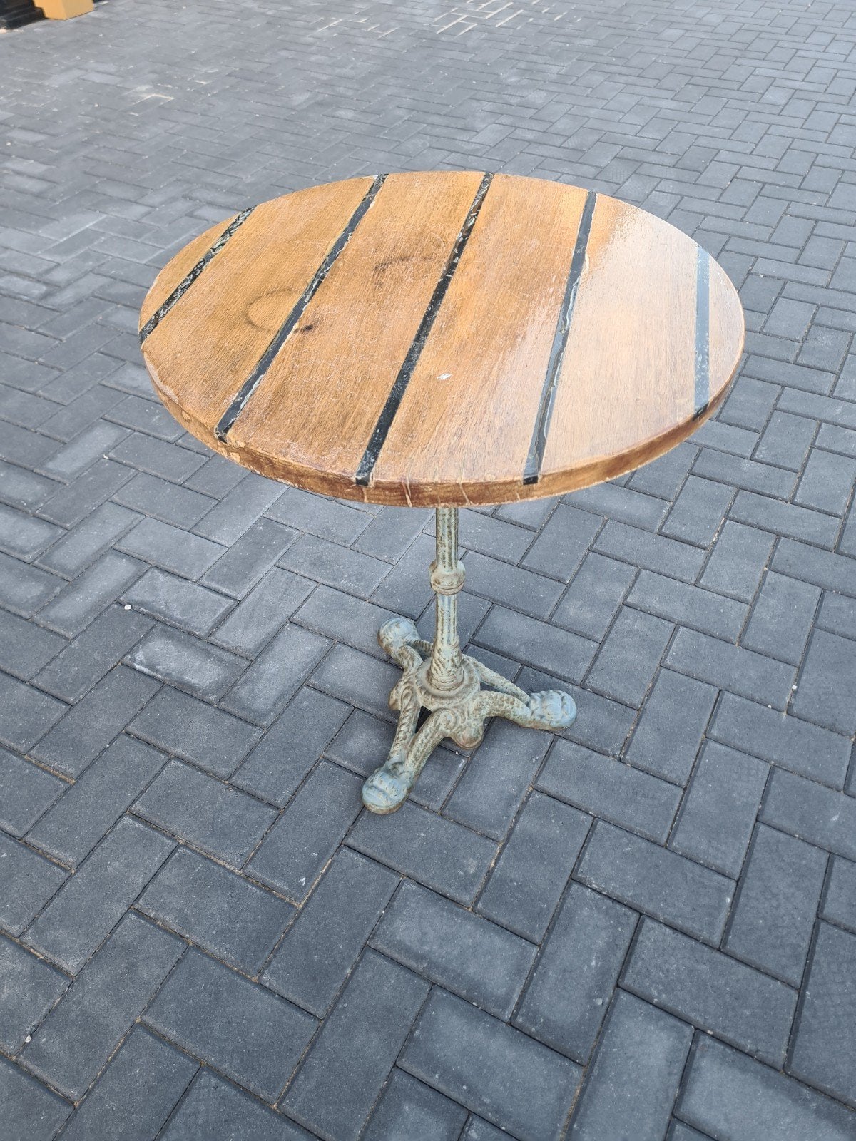 Terras tafel 60 cm met gegooten voet, Ophalen, Gebruikt, Overige materialen