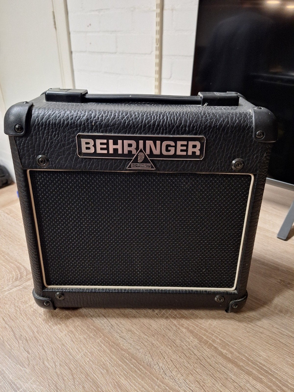 Behringer VINTAGER AC108 15 Watt buizen gitaarversterker, Muziek en Instrumenten, Versterkers | Bas en Gitaar, Ophalen