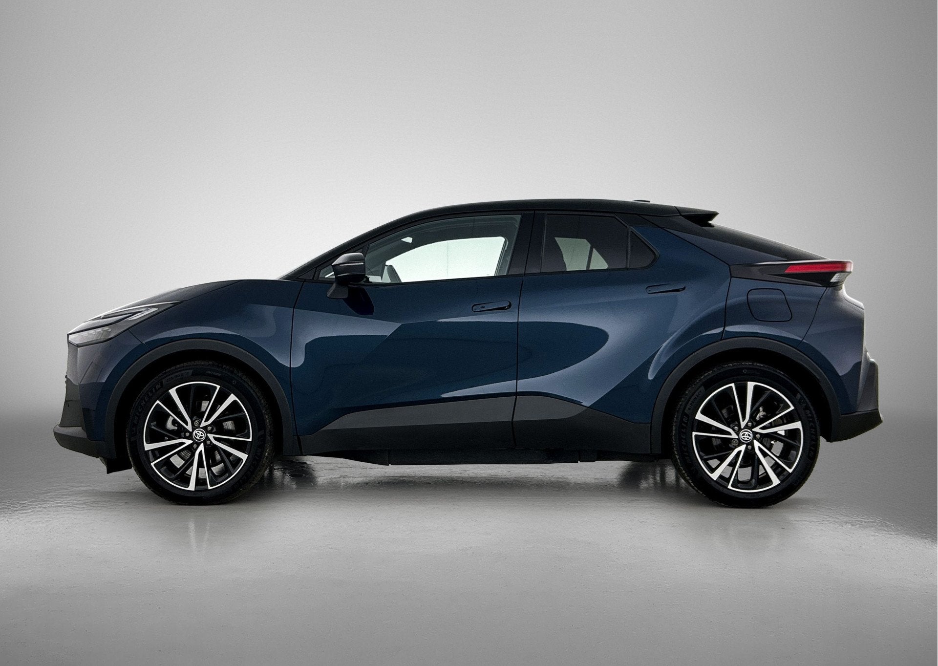 Toyota C-HR Plug-in Hybrid 220 Executive | Sportstoelen | Pa, Auto's, Toyota, 12 maanden, 4 cilinders, Blauw, Leder en Stof