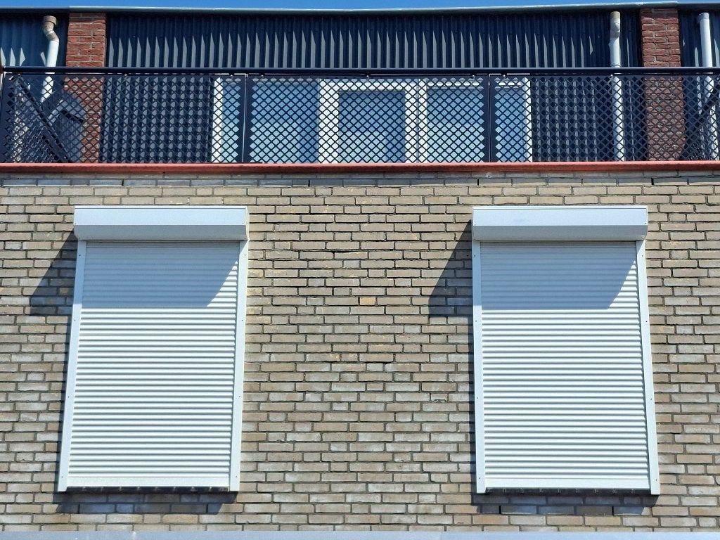 Rolluiken wit 2 stuks handbediend, Doe-het-zelf en Verbouw, Rolluiken, Ophalen, Gebruikt, 100 tot 150 cm, Wit