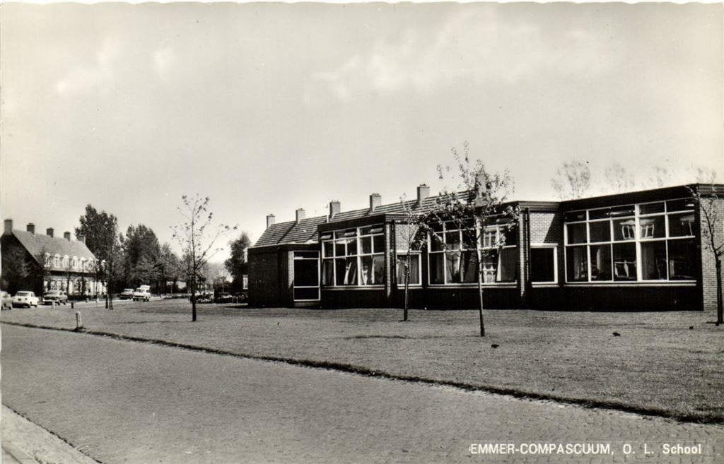 Emmer-Compascuum, O.L. School - auto - ongelopen, Verzamelen, Ansichtkaarten | Nederland, Ophalen of Verzenden, 1940 tot 1960