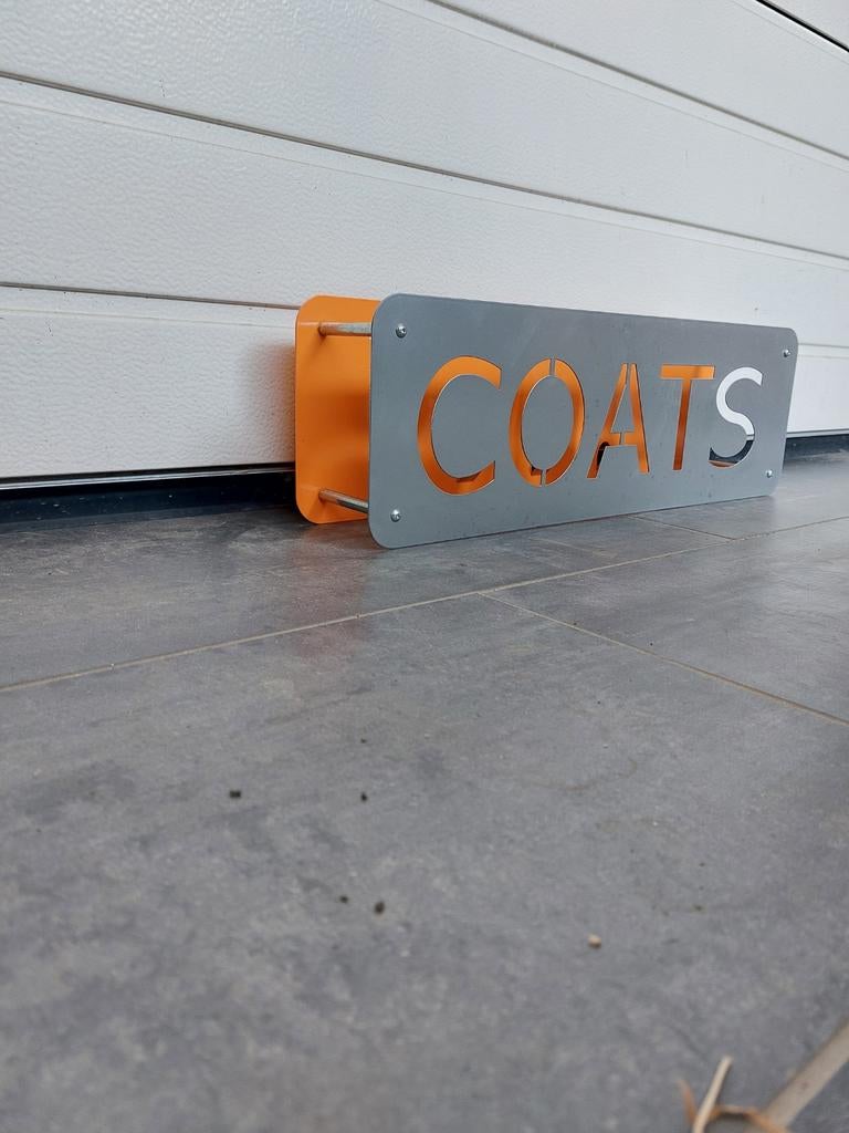 Metalen kapstok met 'COATS' uitsnede, Ophalen