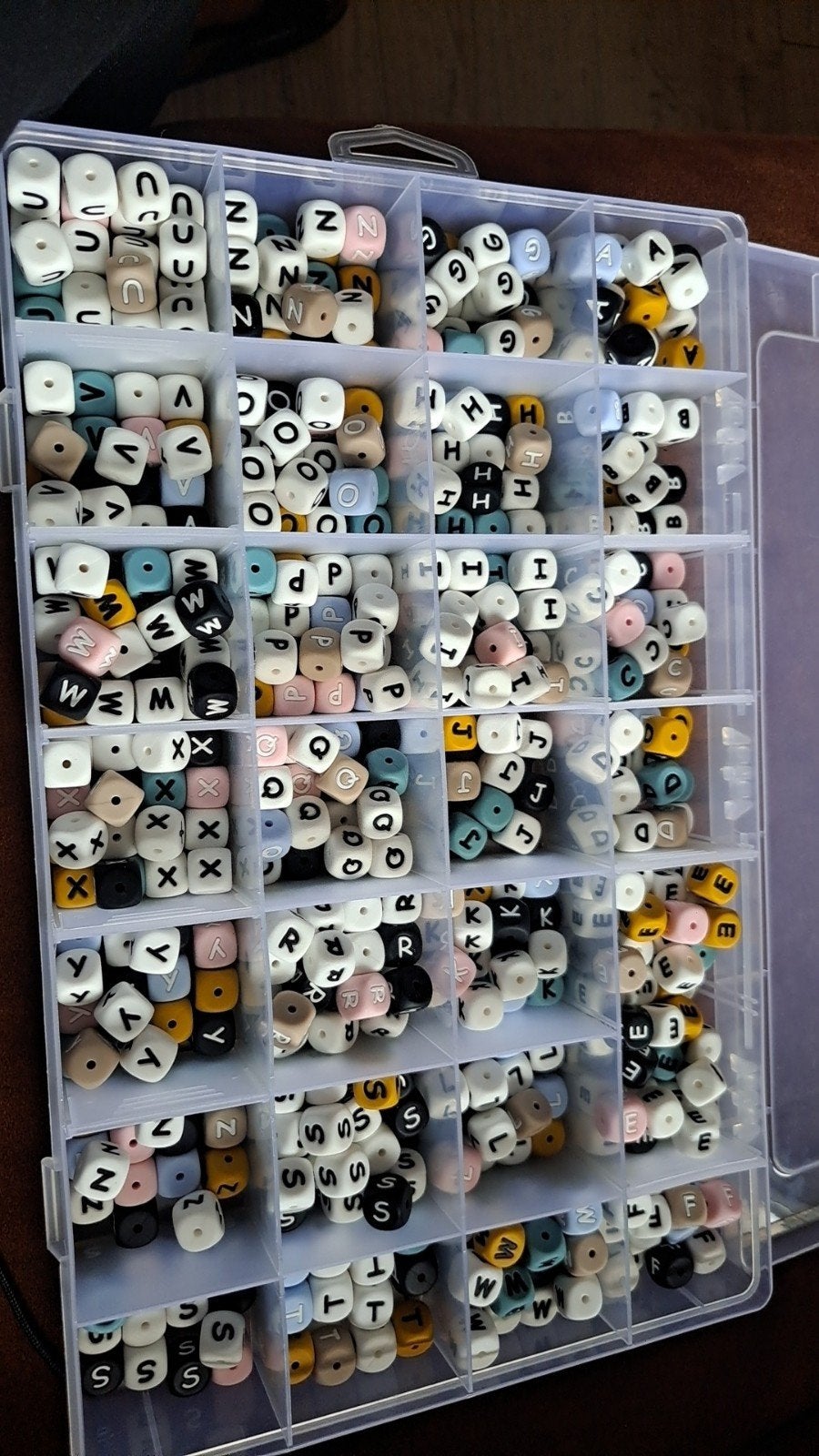 Ruim 600 gekleurde letter kralen, Hobby en Vrije tijd, Kralen en Sieraden maken, Ophalen of Verzenden, Zo goed als nieuw, Kraal