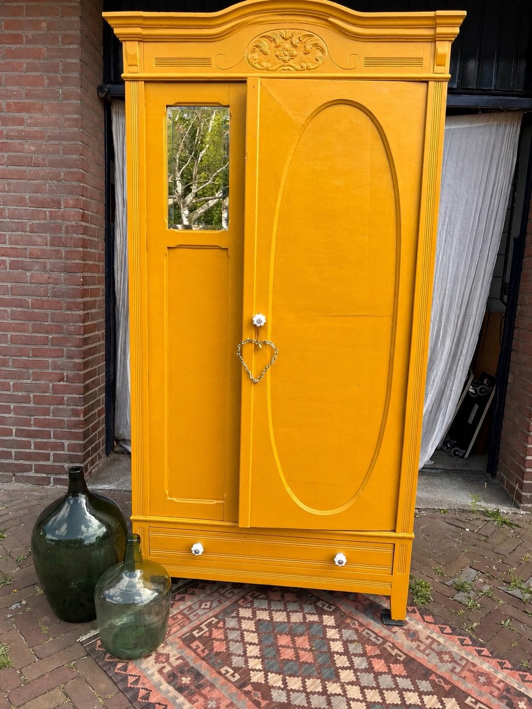 Leuke brocante kledingkast in okergeel., Ophalen of Verzenden, 50 tot 75 cm, 200 cm of meer