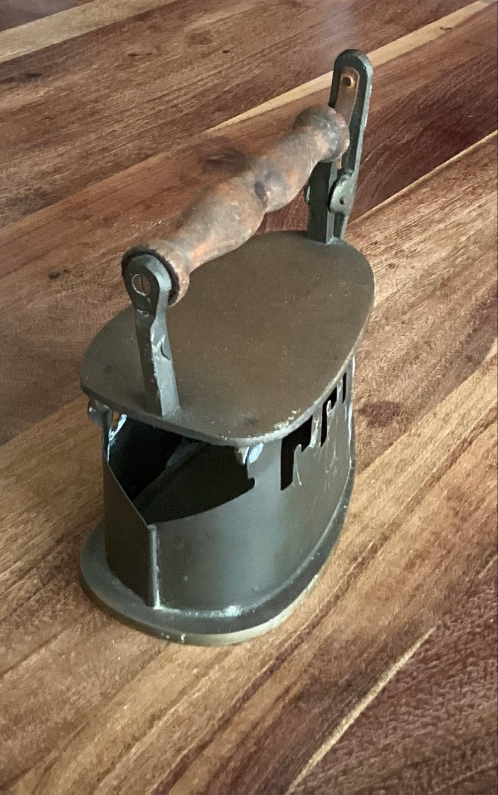 Antiek strijkijzer op kolen met houten handvat, Ophalen