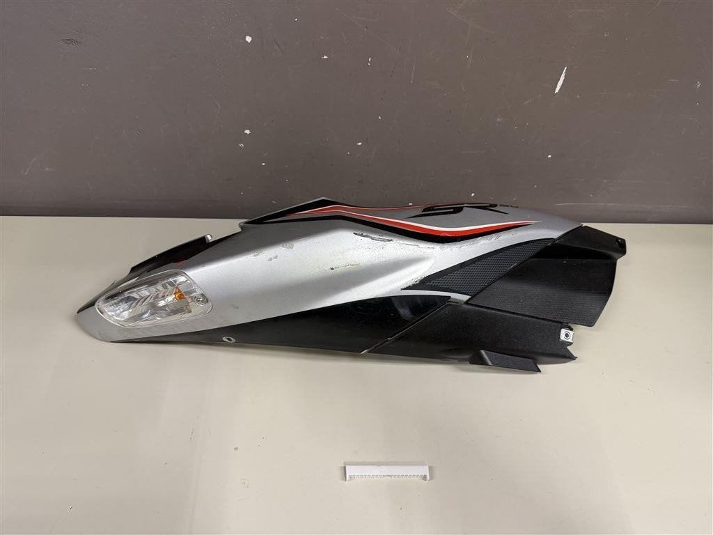 Aprilia SR 50 2015 Kuip Rechter Achterzijde Met Knipperlicht, Fietsen en Brommers, Brommeronderdelen | Scooters, Ophalen of Verzenden
