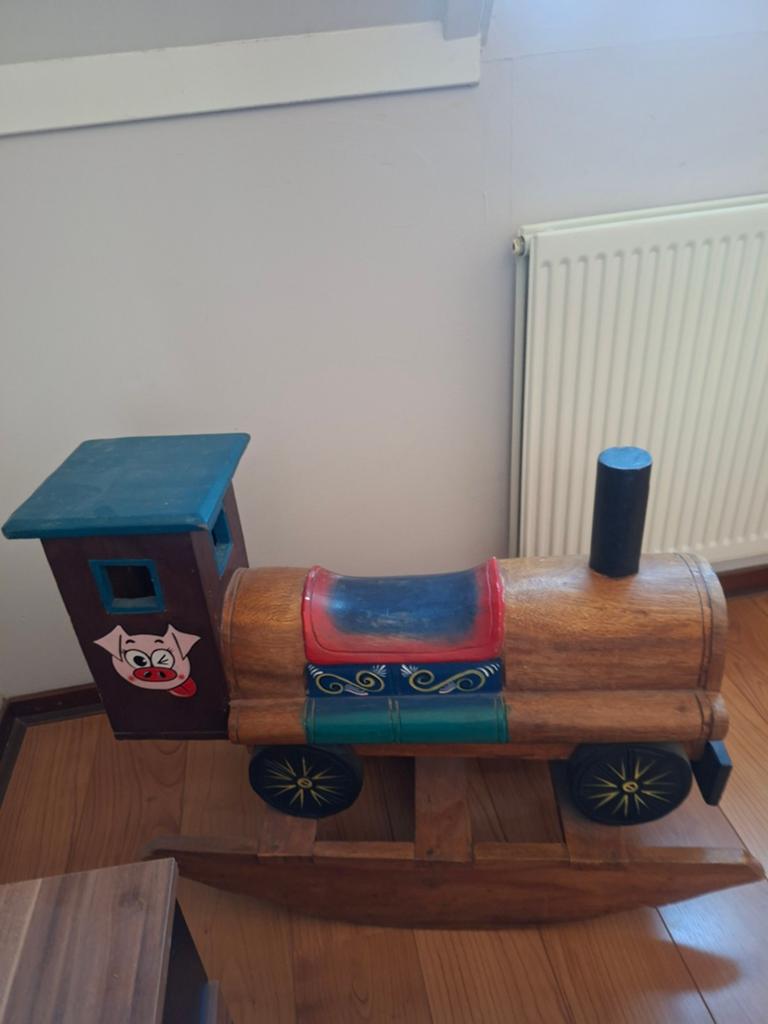 Mooie houten schommeltrein, Ophalen, Gebruikt, Rij- of Hobbelspeelgoed
