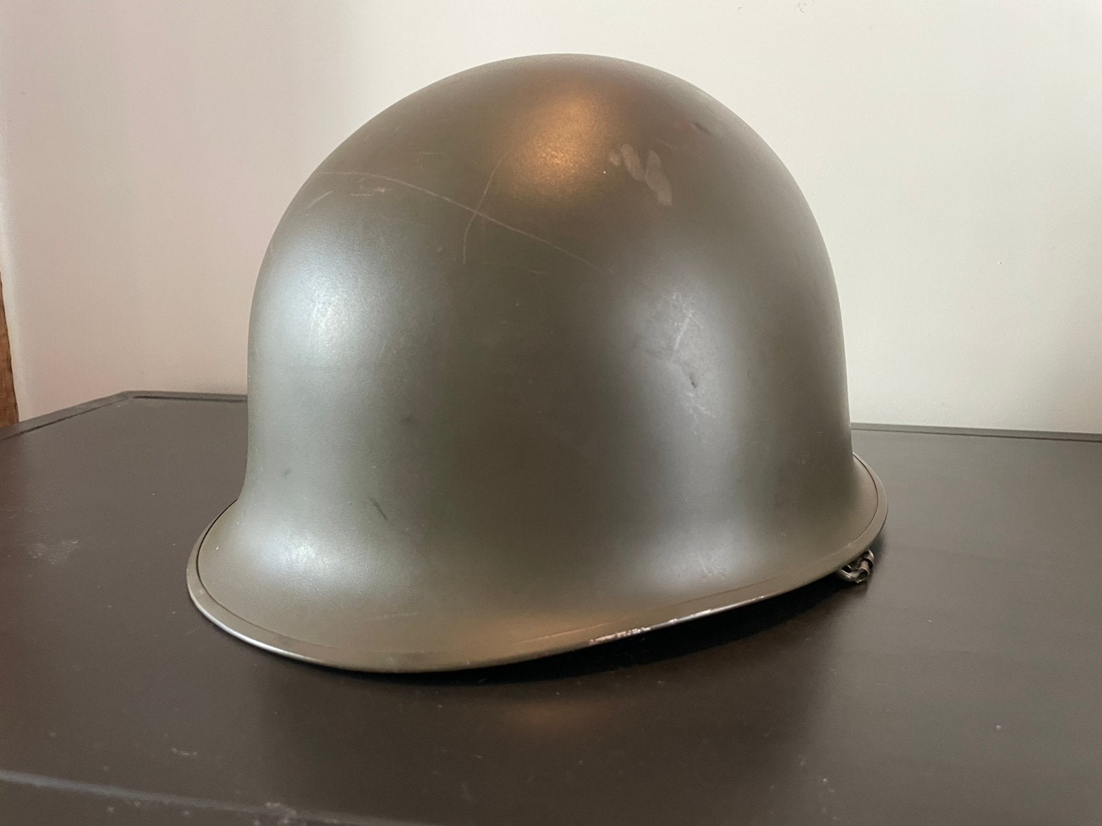 Militaire helm | goede staat | binnen helm, Verzamelen, Ophalen of Verzenden, Landmacht, Nederland, Helm of Baret