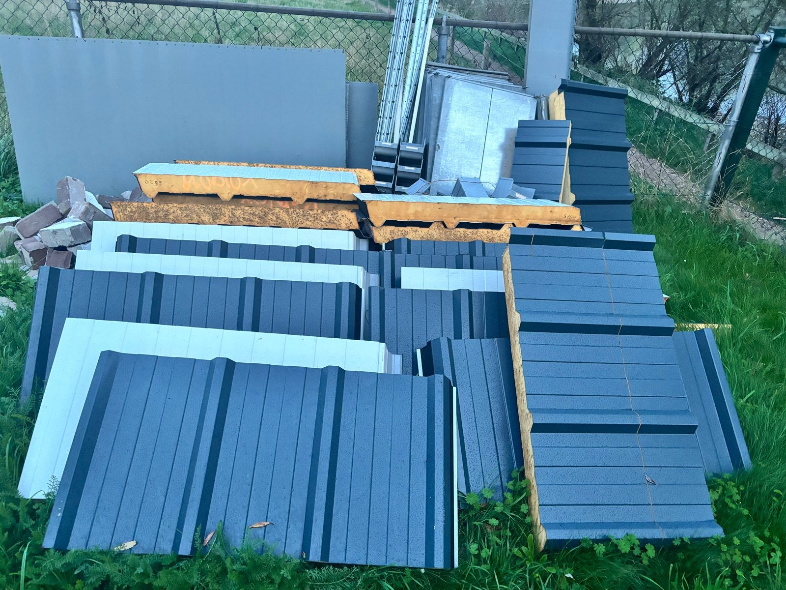 Dakpanplaten en sandwichpanelen - antreciet, Gebruikt, Metaal, Grijs, Ophalen