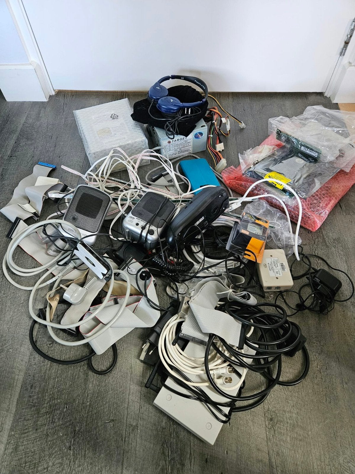 Partij oudere computeronderdelen, voedingen en kabels, Ophalen