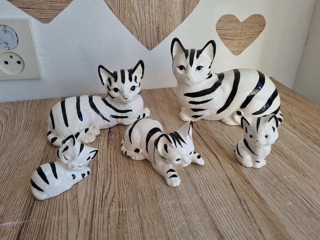 Mooie Set van 5 Vintage Kat Poes Beelden Wit Zwart Gestreept, Verzamelen, Beelden en Beeldjes, Verzenden, Gebruikt, Dier
