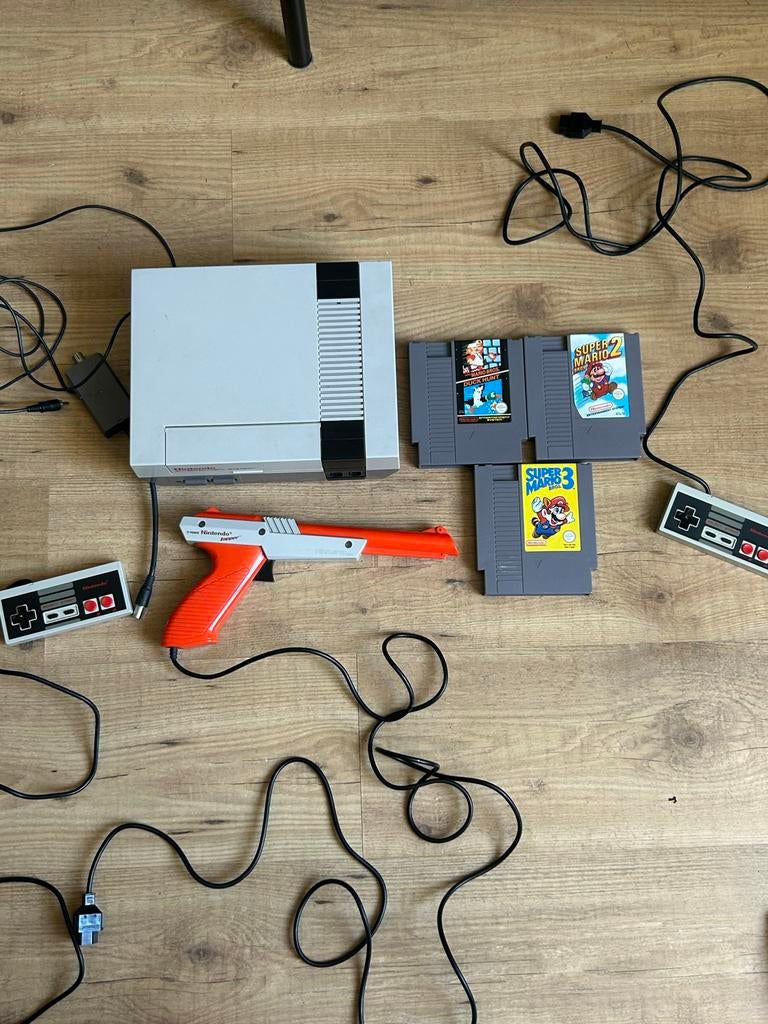 Nintendo NES 8-bit Compleet met 2 controllers, gun & games, Ophalen of Verzenden, Gebruikt, Met 2 controllers, Met games