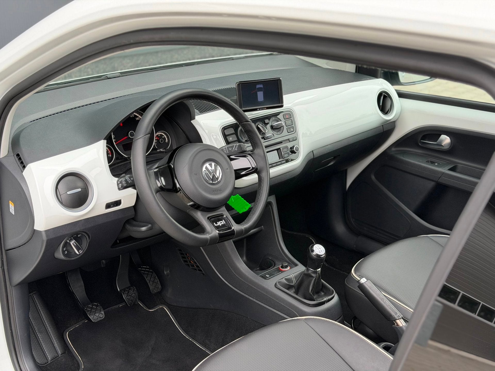 Volkswagen Up! 1.0 White Up | PANO | CRUISE | AIRCO | STOELV, Voorwielaandrijving, Gebruikt, 840 kg, 4 stoelen