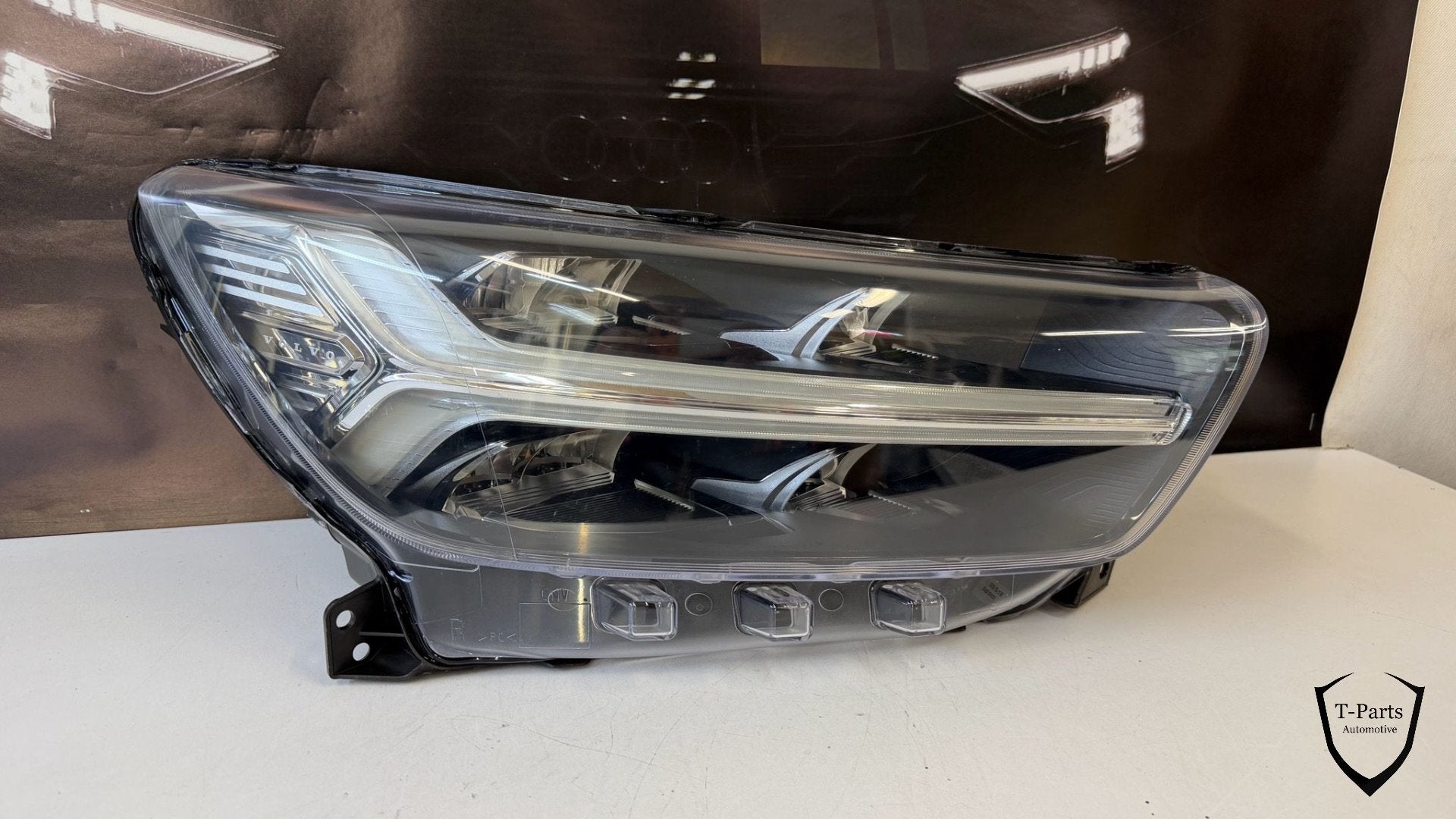 rechts koplamp VOLVO XC40 MID LHD VOLLEDIGE LED 32133578, Gebruikt, Gunnar Engellaus vag 8
405 31  Gothenburg, SE, Info@volvocars.com