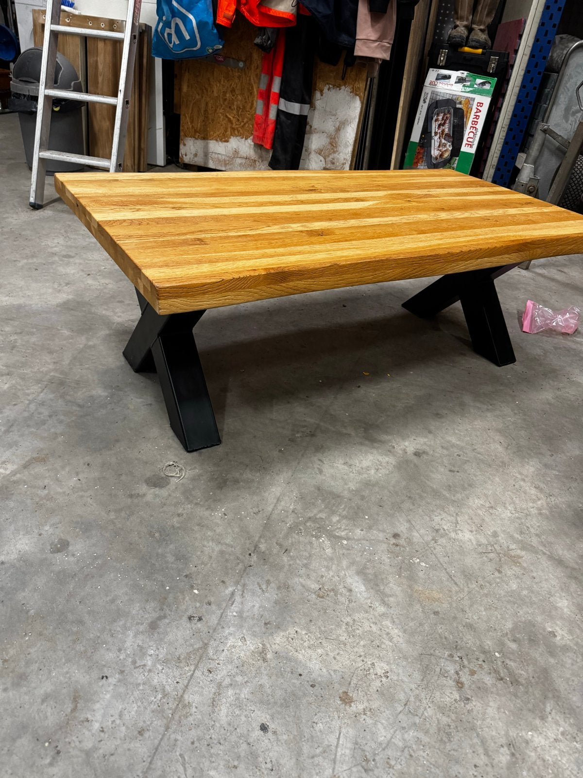 Salontafel met Mango houten blad en zwarte stalen poten, Ophalen, 100 tot 150 cm, 50 tot 100 cm, Zo goed als nieuw