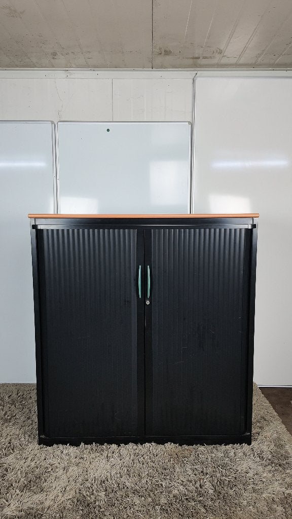 Zwarte metalen roldeurkast archiefkast met houten topblad, Huis en Inrichting, Kasten | Roldeurkasten en Archiefkasten, Ophalen