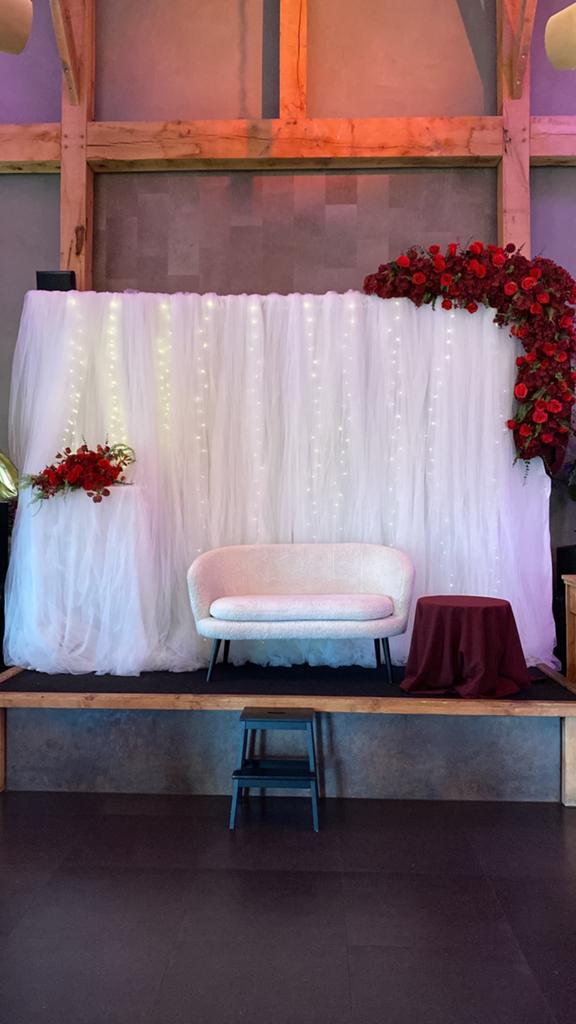 Luxe backdrop set te huur met rode bloemen, Ophalen, Nieuw, Geboorte of Huwelijk
