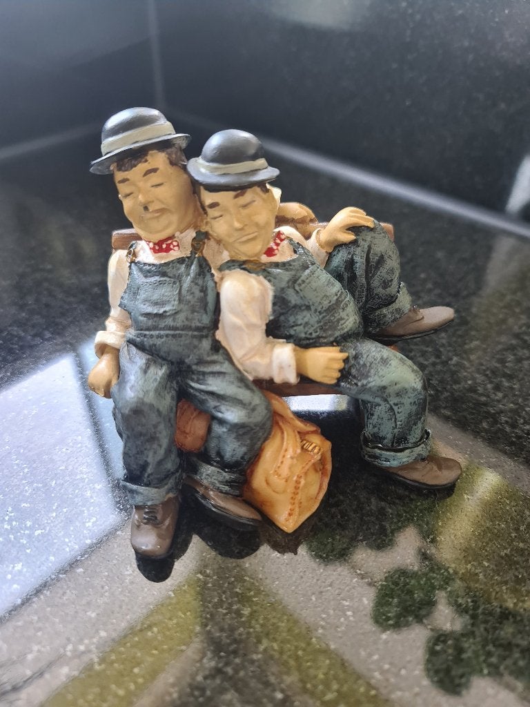 Laurel en Hardy beeldje dikke en dunne op bankje, Ophalen of Verzenden, Zo goed als nieuw, Mens