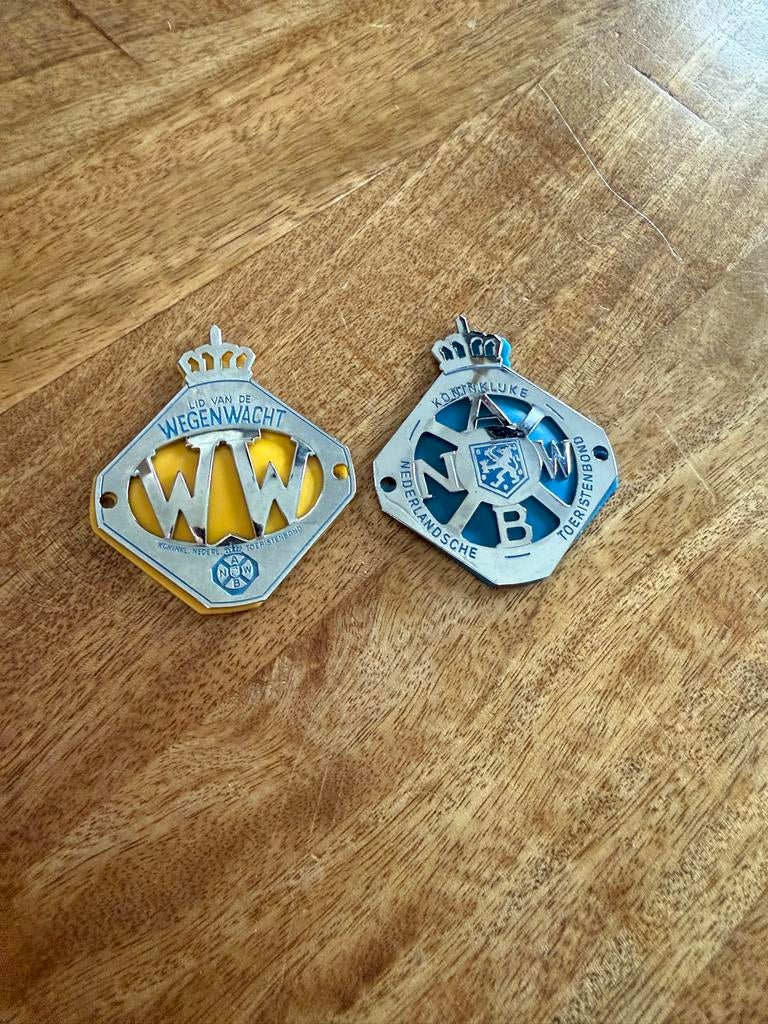 ANWB en Wegenwacht emblemen (2 stuks), Auto diversen, Auto-accessoires, Zo goed als nieuw, Ophalen of Verzenden