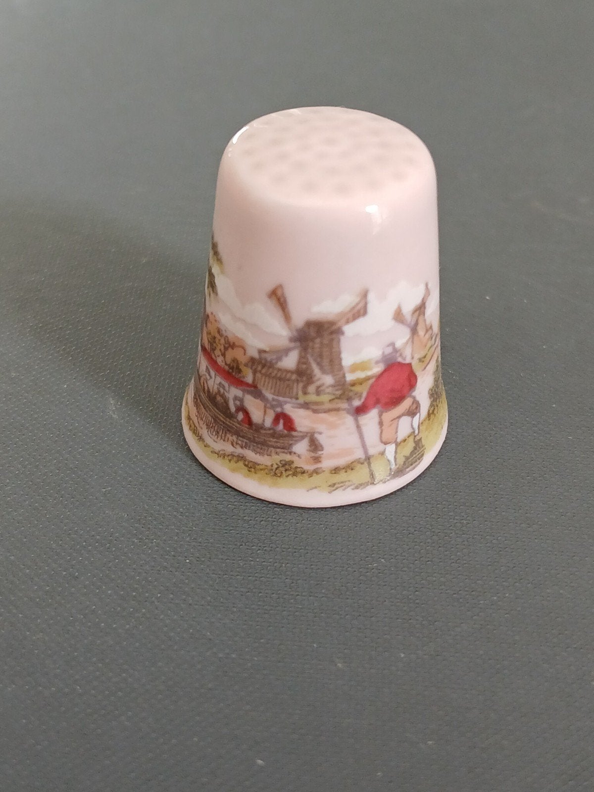 Porseleinen vingerhoedje met molenlandschap (Tsjechisch), Ophalen of Verzenden, Nieuw