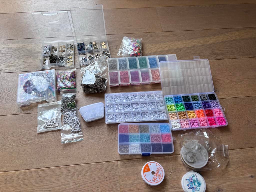 Grote collectie kralen en bedeltjes voor sieraden, Ophalen, Nieuw, Bedel