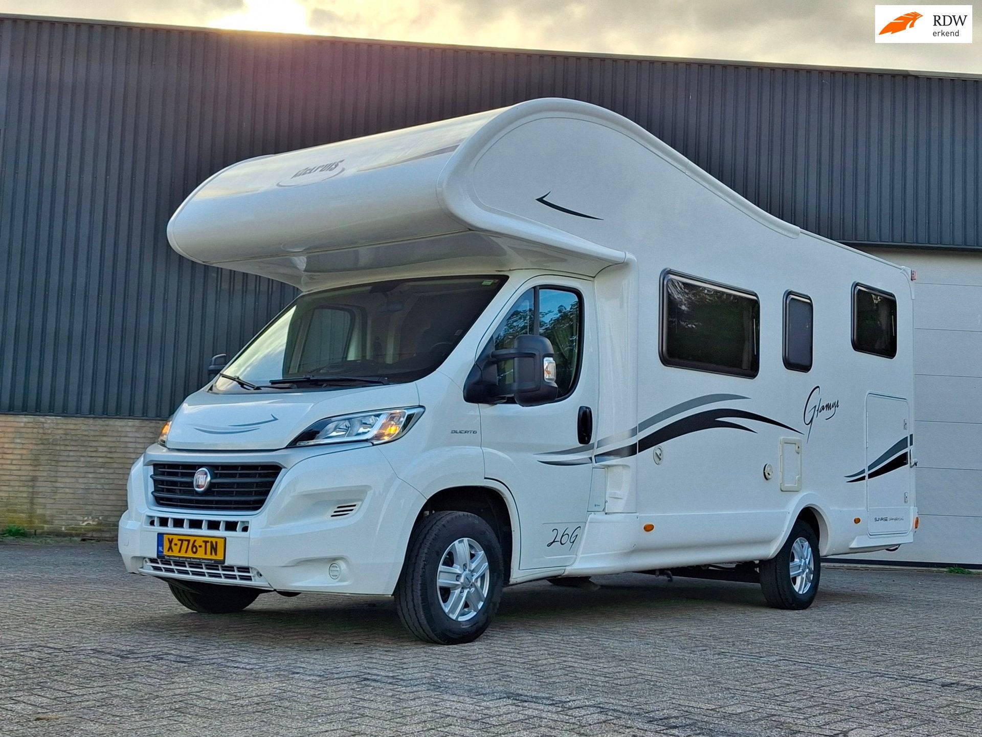 Mclouis GLAMMYS 26G 6 persoons / Alkoof / 2017 / veel ruimte, Caravans en Kamperen, Alkoof, Autoselectwierden@hotmail.com, Bedrijf