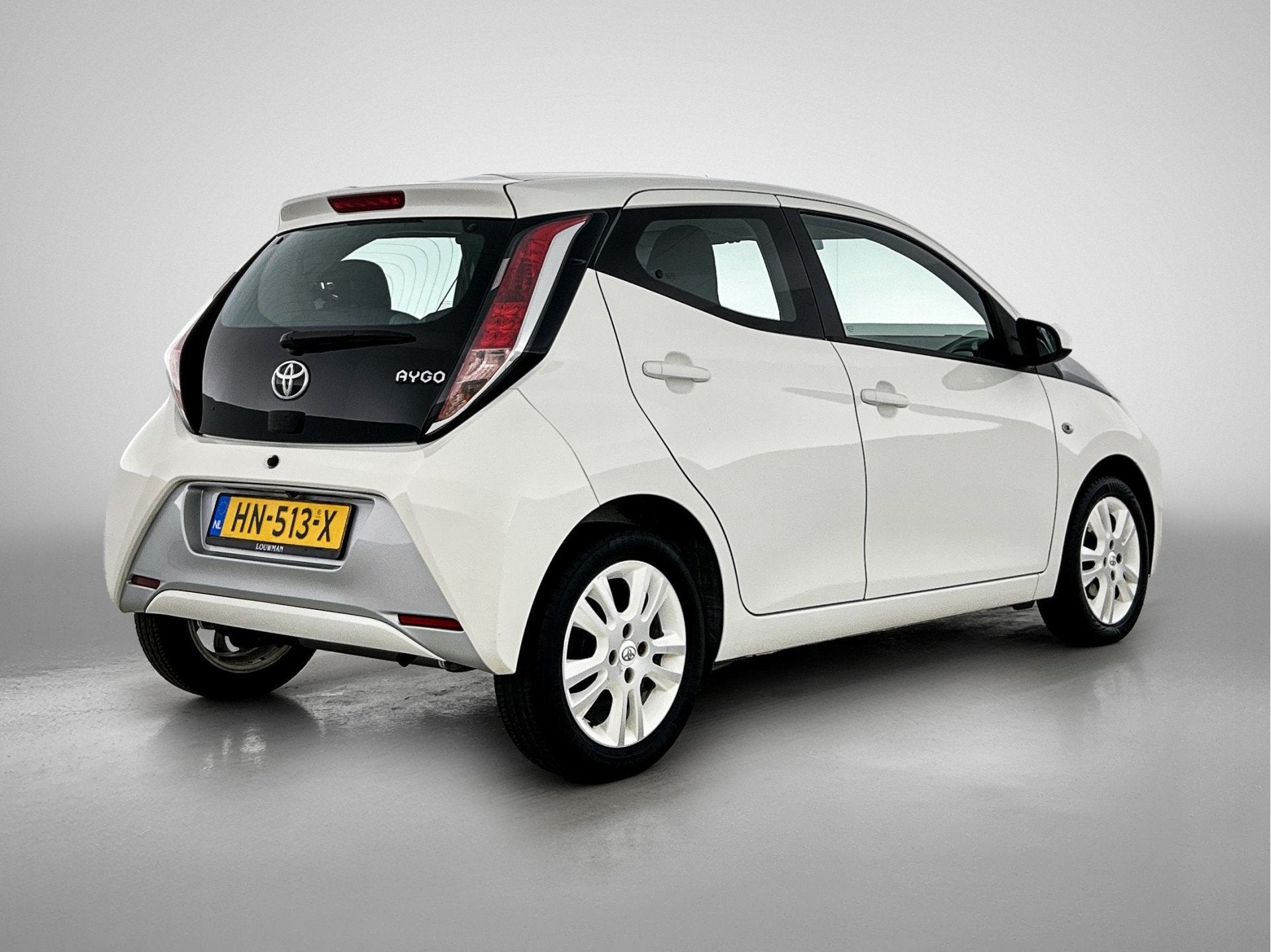 Toyota Aygo 1.0 VVT-i x-pure Automaat | 1e Eigenaar | NIEUW, 12 maanden, Stof, Gebruikt, 4 stoelen