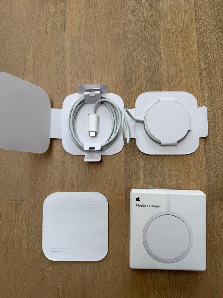 Amper gebruikte Apple MagSafe Oplader A2140Draadloos en Snel, Ophalen of Verzenden, Zo goed als nieuw, Apple iPhone
