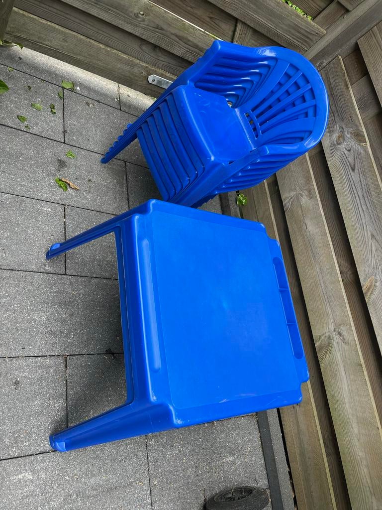 7 Blauwe plastic kinderstoelen en tafel, stapelbaar, Tuin en Terras, Tuinstoelen, Ophalen, Gebruikt, Plastic, Stapelbaar