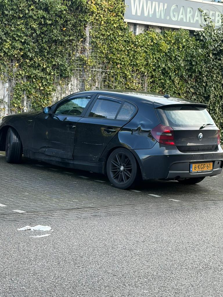 Bmw 1 serie 2.0 zwart e87 2006 met SCHADE!!, 1-Serie, Zwart, Leder en Stof, Zwart