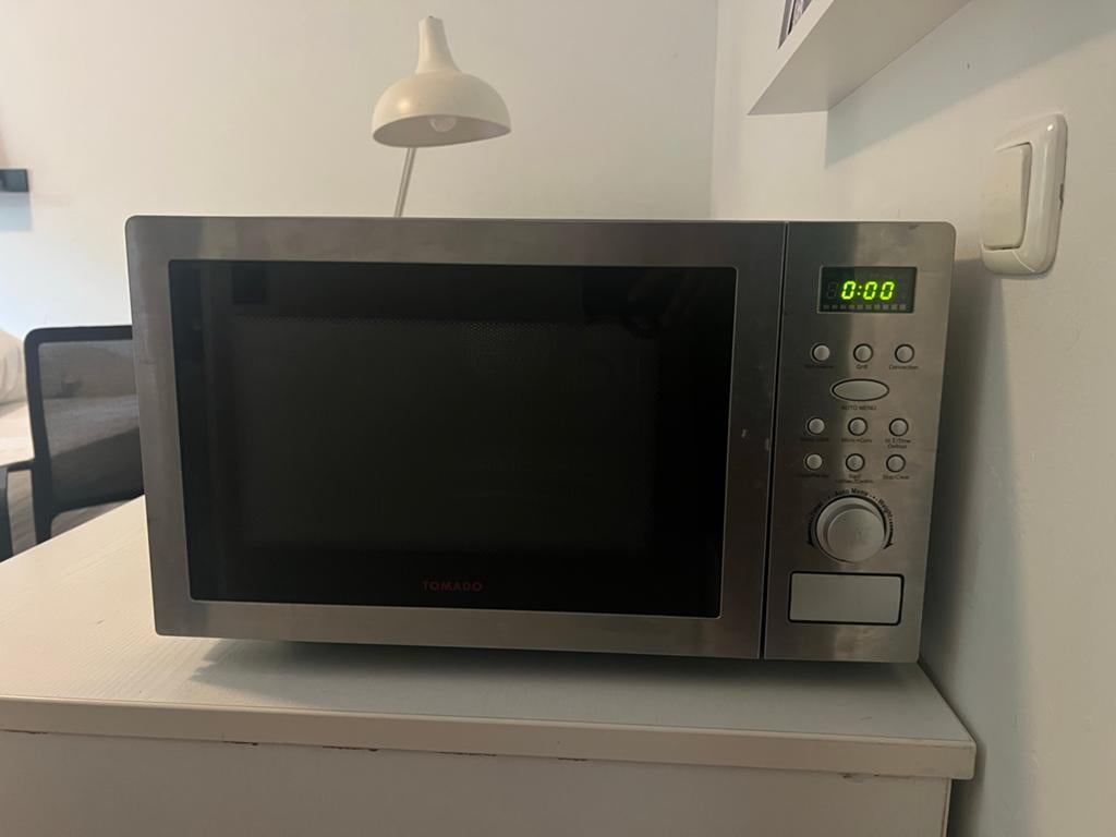 Tomado Combimagnetron met Grill - Zilverkleurig, Ophalen, Combimagnetron, Gebruikt, Grill