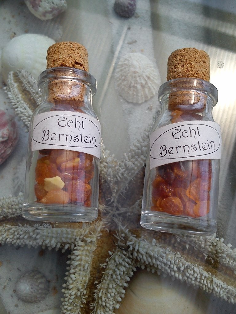 2 kleine flessen met amberstenen, Ophalen of Verzenden, Mineraal