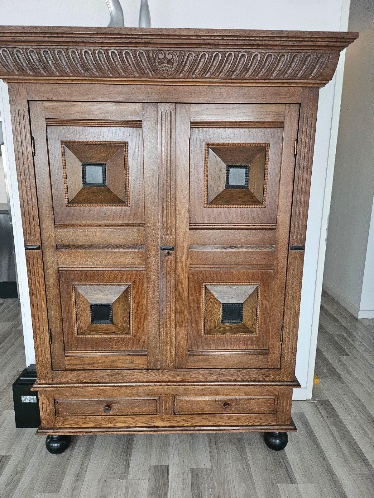 Massief eikenhouten kast met houtsnijwerk, Ophalen of Verzenden
