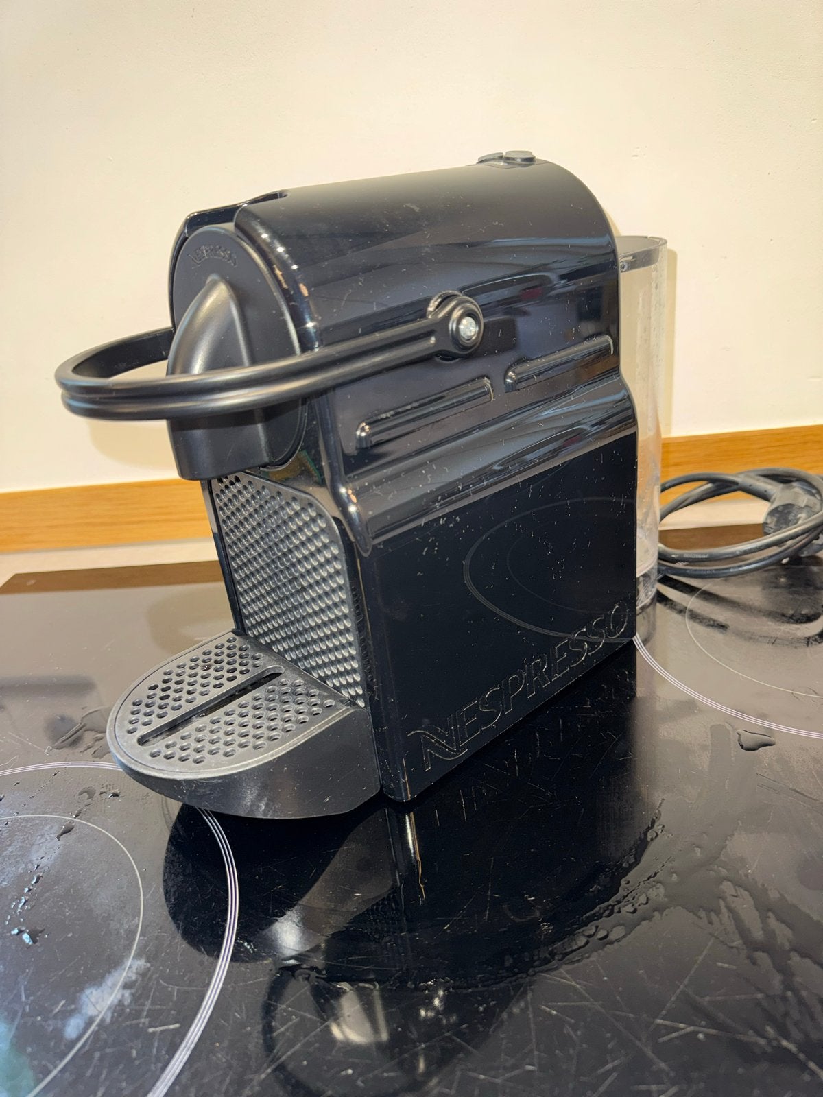 Nespresso Magimix - lekt water (voor onderdelen/reparatie), Gebruikt, Espresso apparaat, Ophalen of Verzenden, 1 kopje