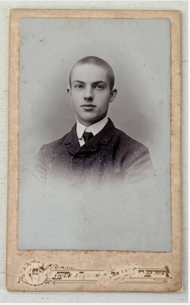 CDV Jongeman in pak, fotograaf Corns. Henning (1905), Gebruikt, Foto, Ophalen of Verzenden, Voor 1940