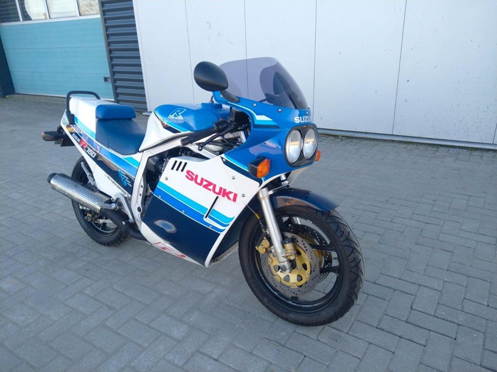Suzuki GSX-R 750: Klassieke Sportmotor uit de Jaren '80, Motoren, 4 cilinders, Motorrijbewijs A, Gebruikt, Sport