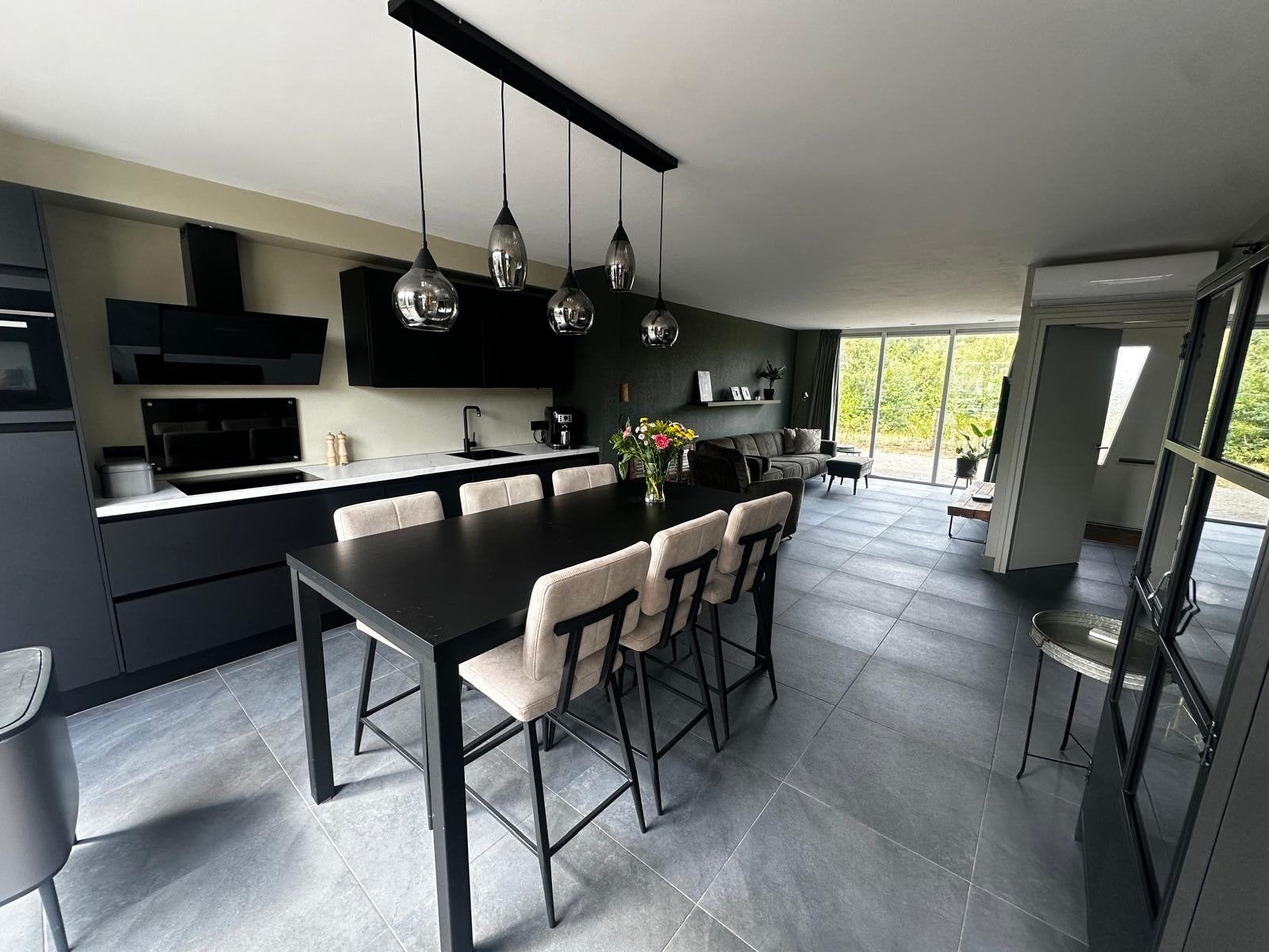 Hoge tafel 6 stoelen, Ophalen, Zwart, Hoekkeuken, Zo goed als nieuw