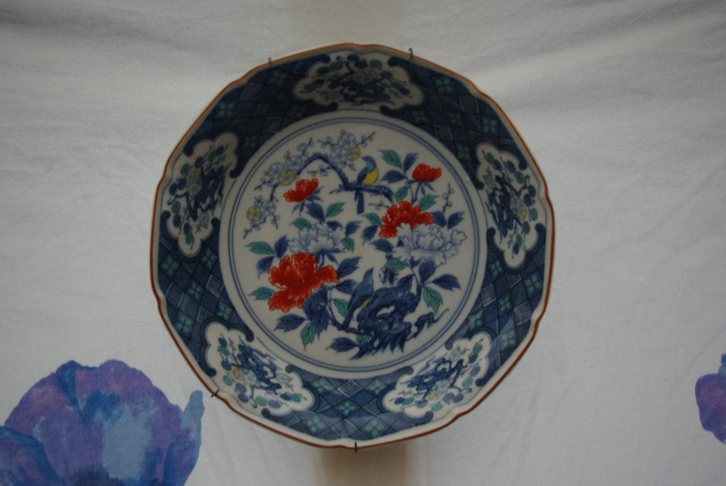 Imari schotel, rijk gedecoreerd met levendige bloemmotieven, Antiek en Kunst, Ophalen, Overige materialen, Wanddecoratie
