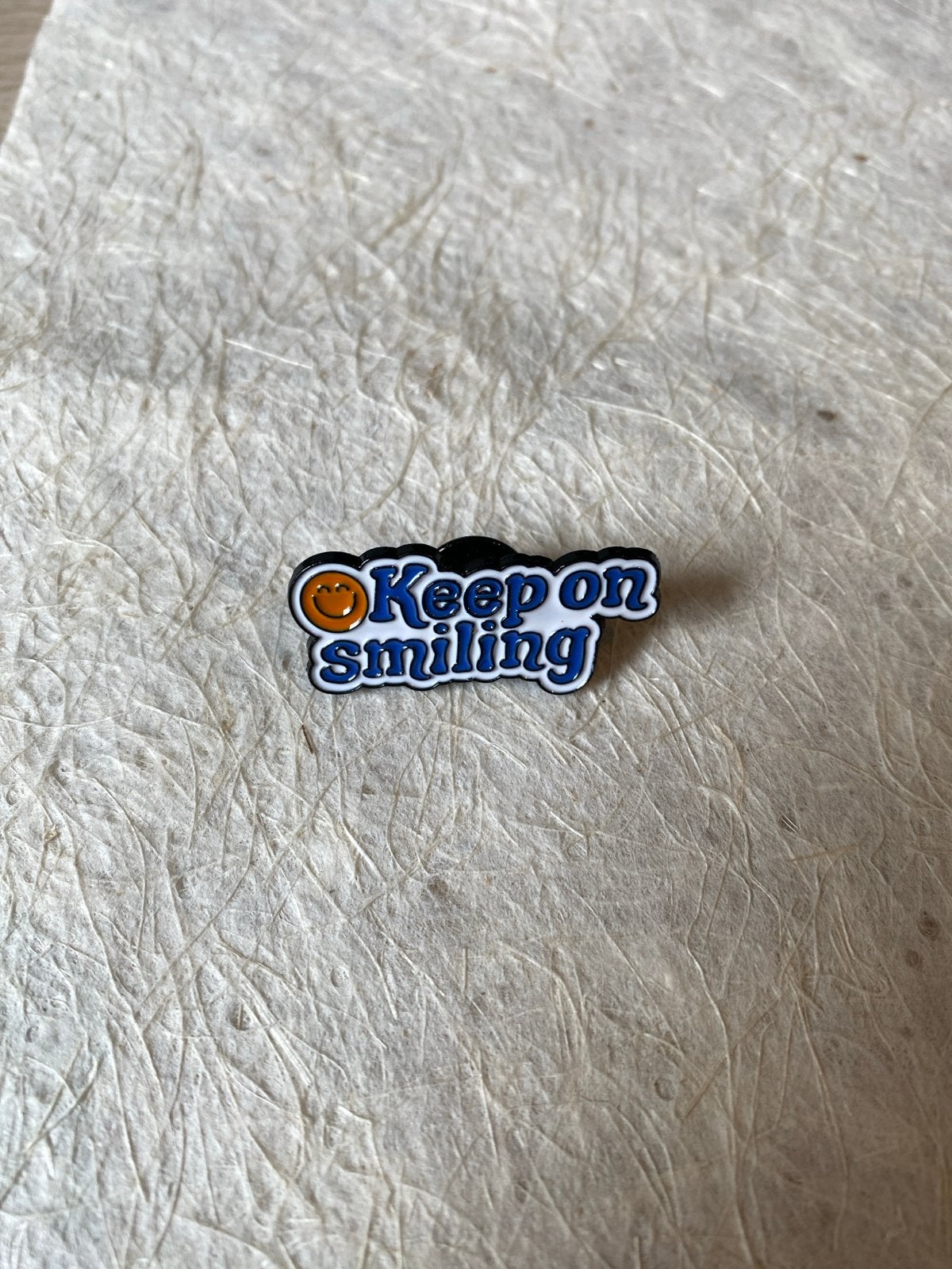 Keep on smiling speldje, Ophalen of Verzenden, Zo goed als nieuw, Overige onderwerpen, Speldje of Pin