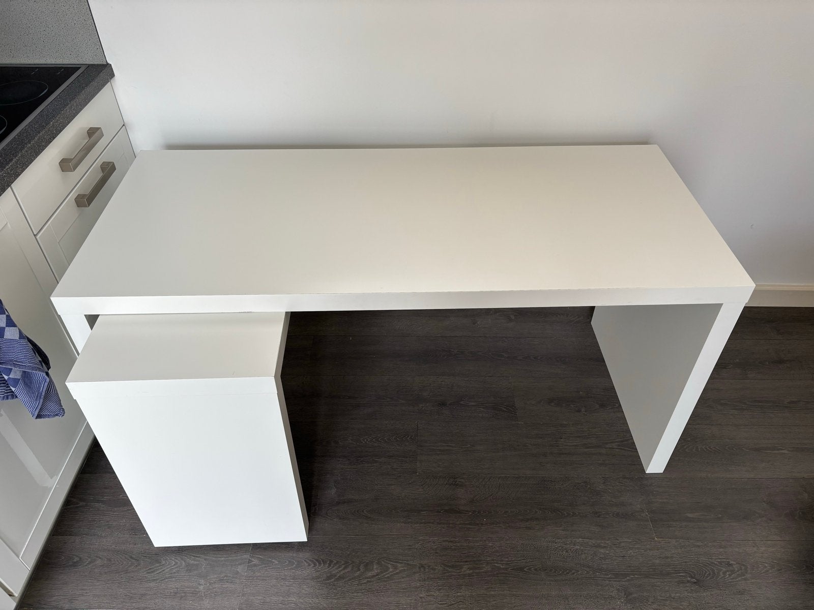 Malm ikea uitschuifbaar bureau, Huis en Inrichting, Bureaus, Ophalen, Spaanplaat of MDF, Schoolbureau, Zo goed als nieuw