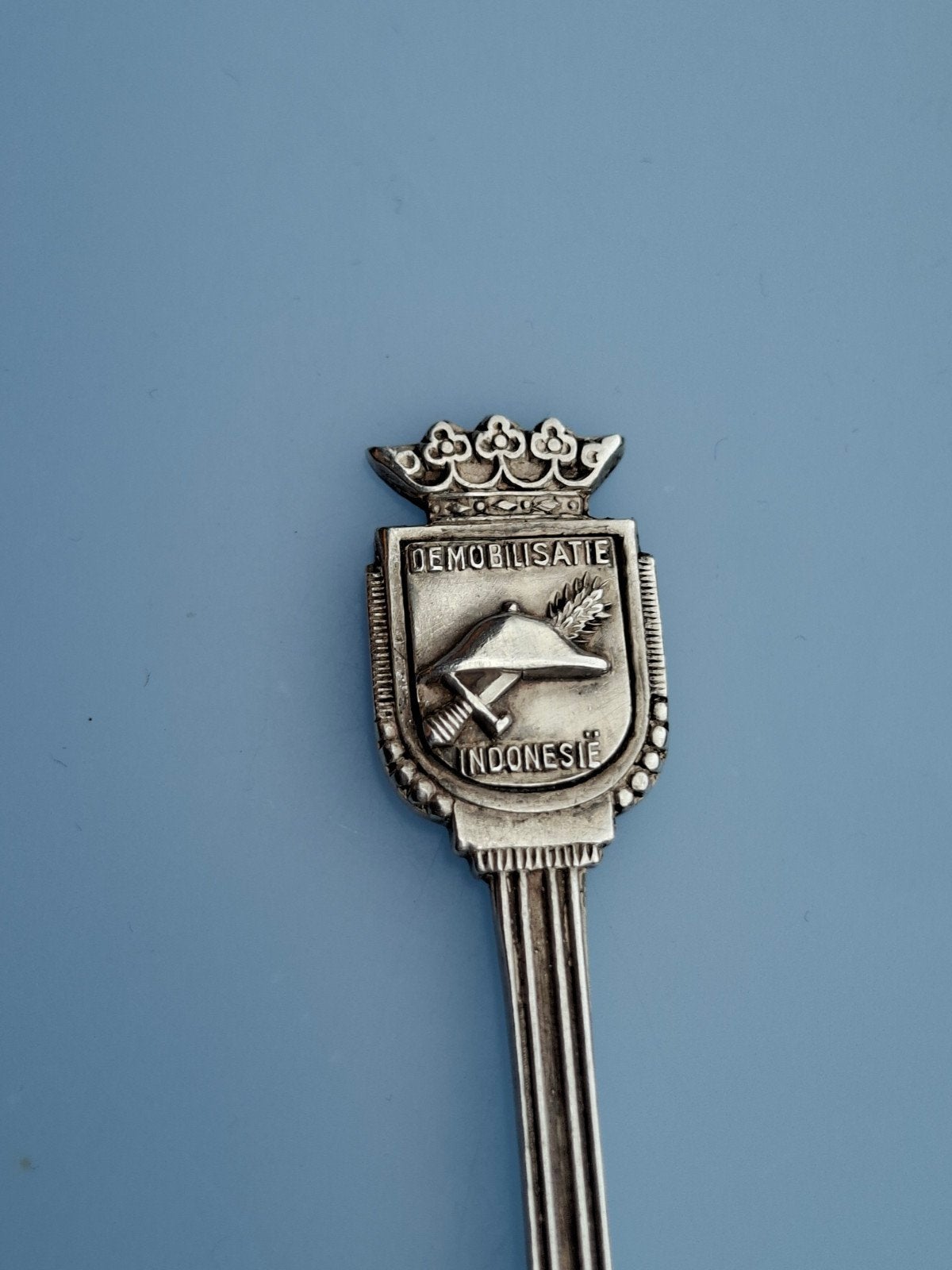 Demobilisatje Indonesië theelepeltje, Verzamelen, Militaria | Algemeen, Ophalen of Verzenden, Landmacht, Nederland, Embleem of Badge