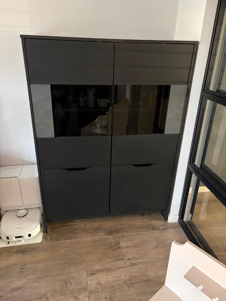Moderne zwarte vitrinekast met glazen deuren 150 x 110, Huis en Inrichting, Ophalen, Zo goed als nieuw