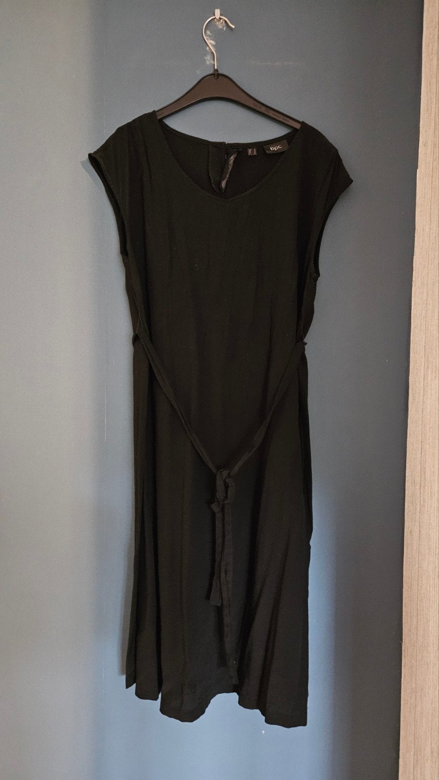 Zwarte zwangerschapsjurk met strik - BPC Mama, Kleding | Dames, Maat 38/40 (M), Zo goed als nieuw, Jurk, Zwart