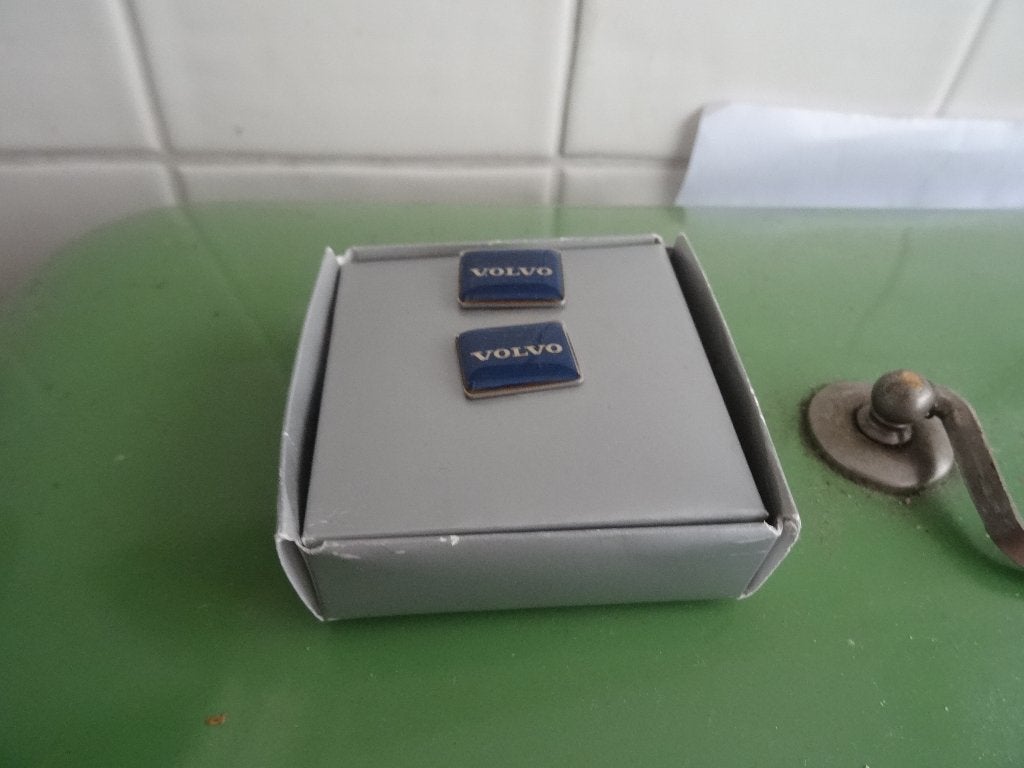 2x Speldje Volvo in doosje, Ophalen, Zo goed als nieuw, Merk, Speldje of Pin