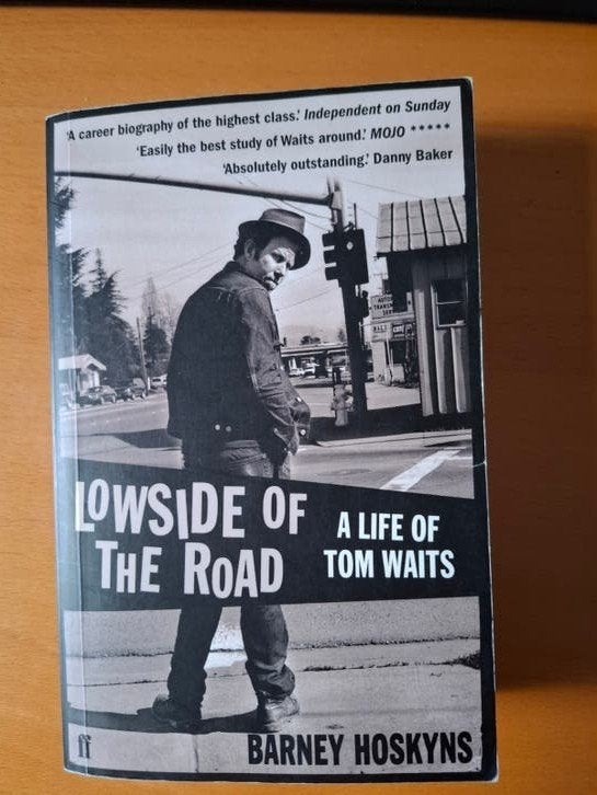 Tom Waits: Lowside of the Road. Te ruil of koop, Ophalen of Verzenden, Zo goed als nieuw, Barney Hoskyns, Film, Tv en Media