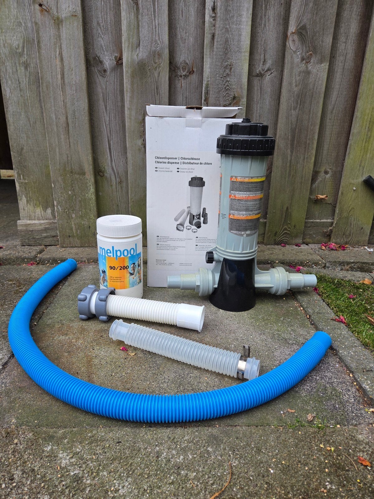 Chloordispenser met slangen en chloor voor zwembad, Ophalen