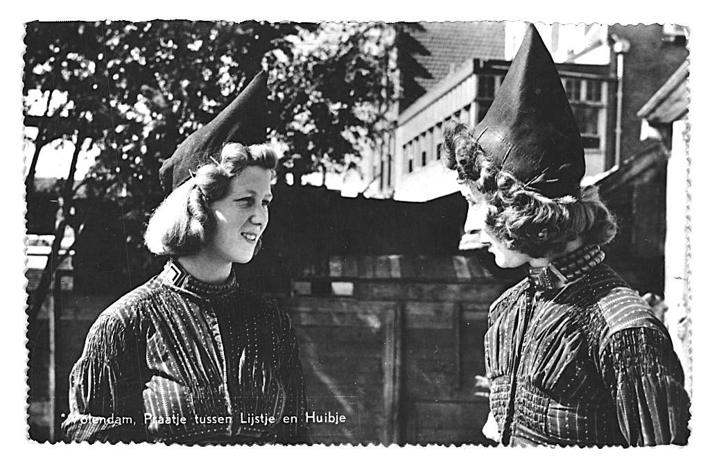 948331 Volendam 1956 klederdracht Ondermuts Lijstje / Huibje
