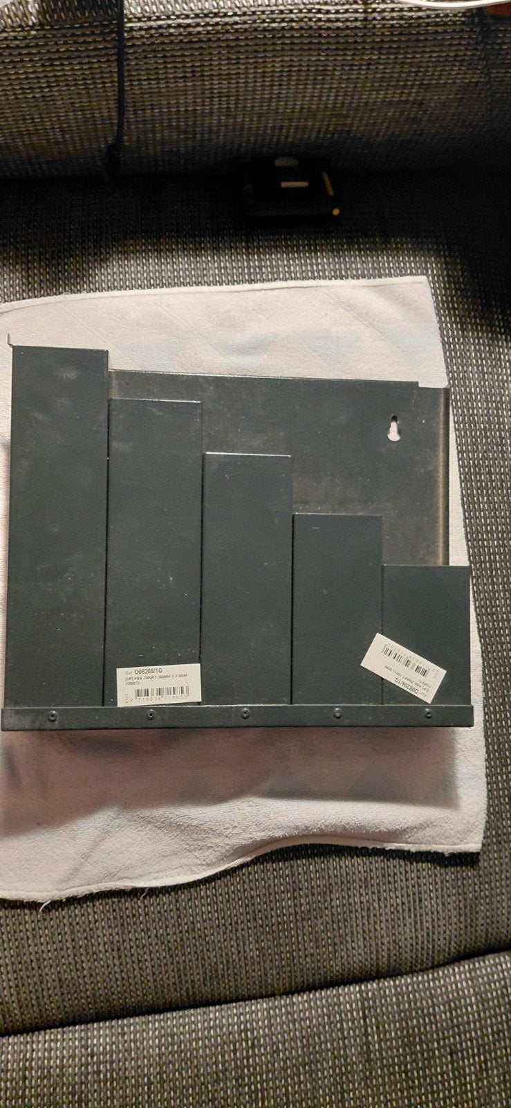 Metalen wandrek/opberger voor kabelbindersmet 5 vakken, Huis en Inrichting, Woonaccessoires | Wandplanken en Boekenplanken, Ophalen of Verzenden